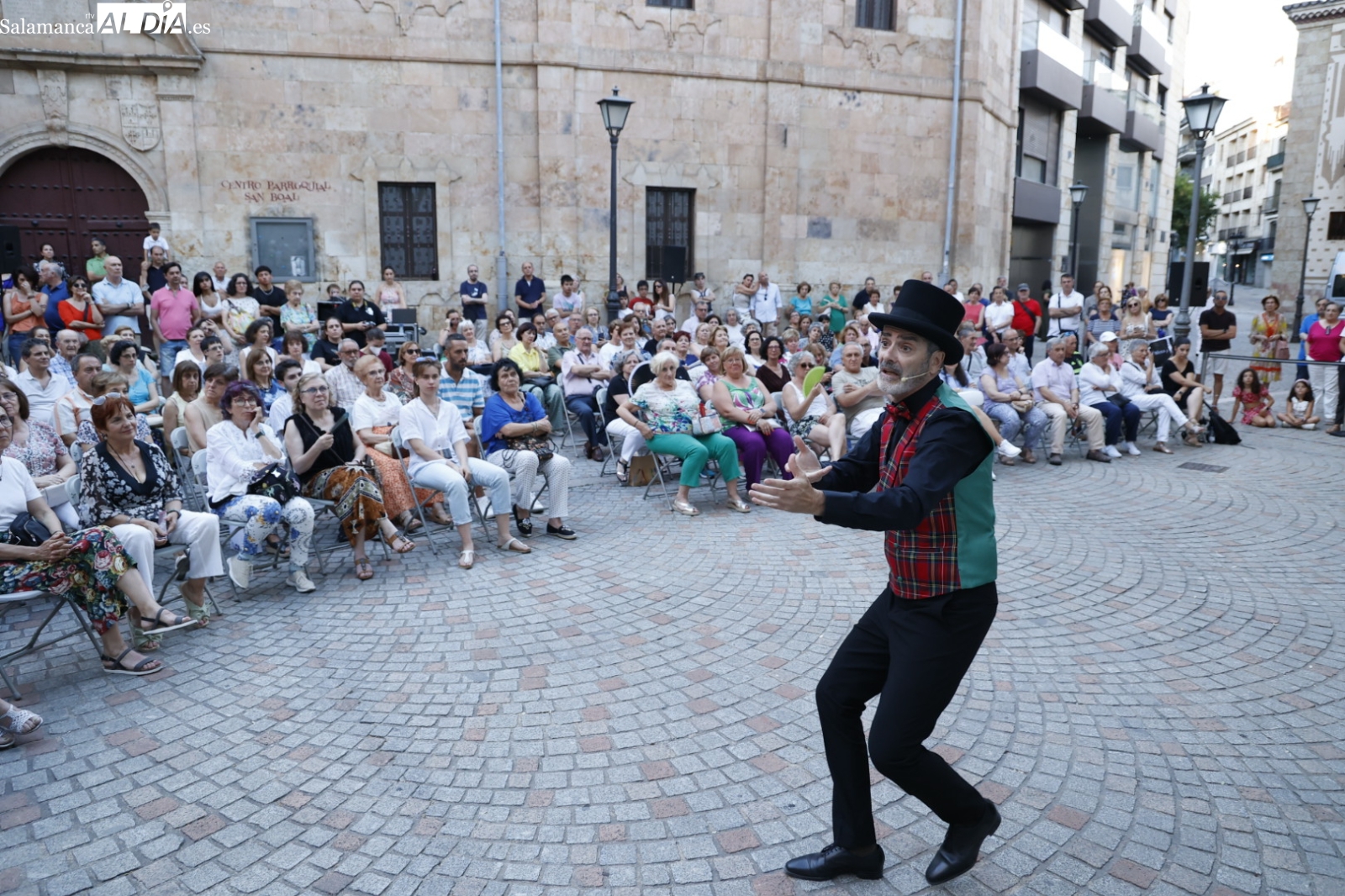 EduLogic representa ‘Cucurrucú paloma (y la pelirroja ¿qué?) en la plaza de San Boal y encandila al público