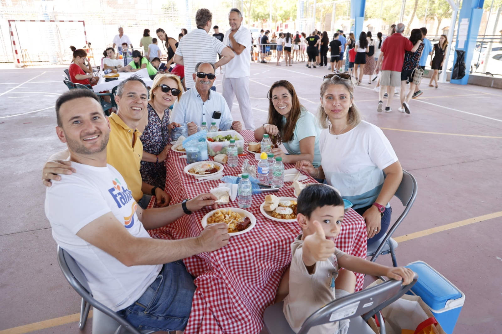 Los vecinos de Vistahermosa disfrutan de una comida popular