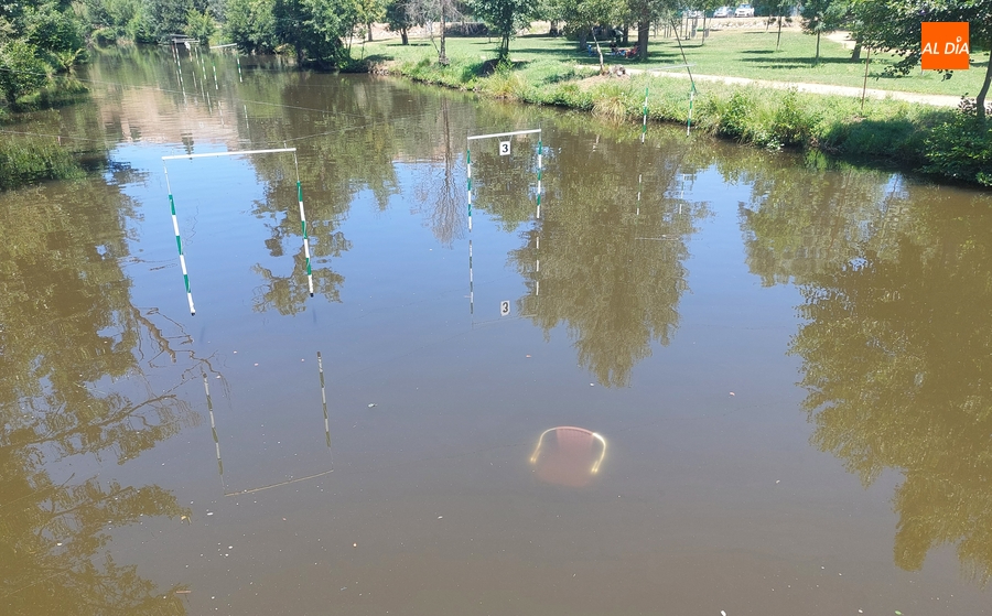 Arrojada al canal de La Concha una silla de terraza