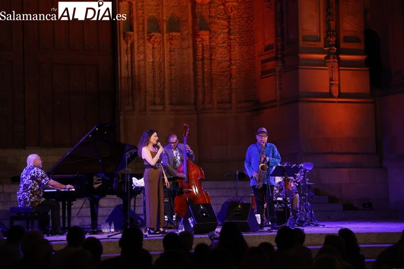 La voz de Roberta Gambarini deslumbra en el Patio Chico 