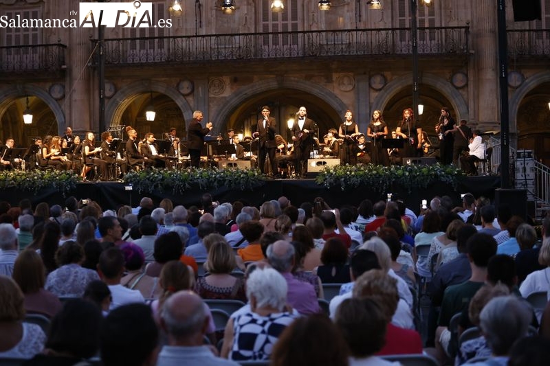 La Banda Sinfónica Escuela Libre de Música Antonio Paoli envuelve con su música la Plaza Mayor