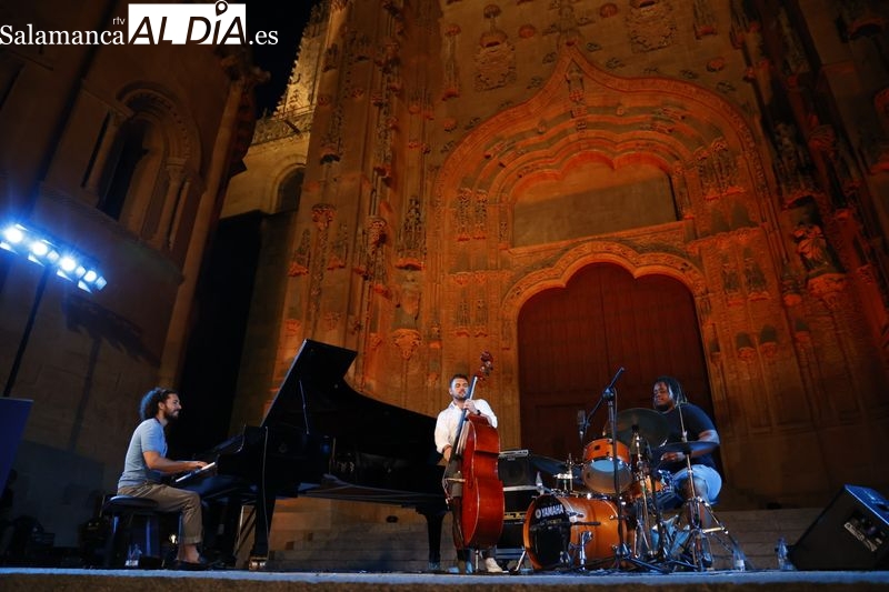 Emmet Cohen Trio fascina al público en el Patio Chico