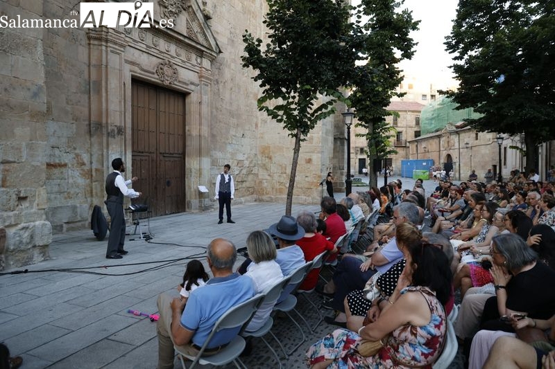 El público disfruta con el encuentro de Bretón y Bécquer en Las Úrsulas