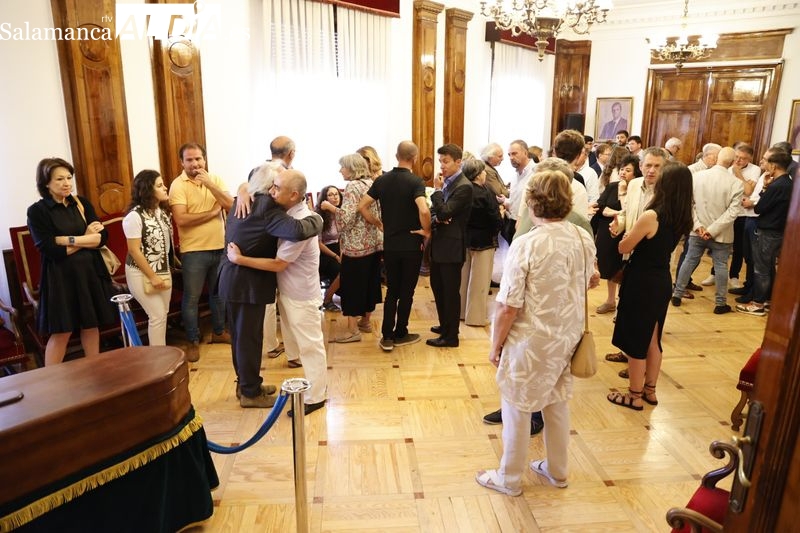 Cálida despedida a Encarnación Pérez en su capilla ardiente con numerosos rostros conocidos