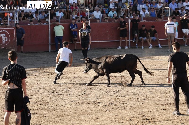 La capea pone el ambiente previo a la noche de fiesta en Santa Marta