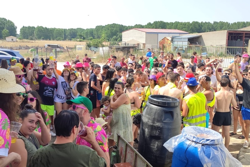 Multitudinario y colorido pasacalles acuático en Santiago de la Puebla 
