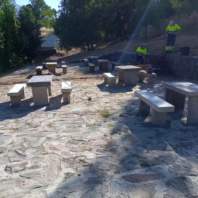 El Ayuntamiento de Béjar repara los bancos del Regajo y se prepara para limpiar la Vía Verde