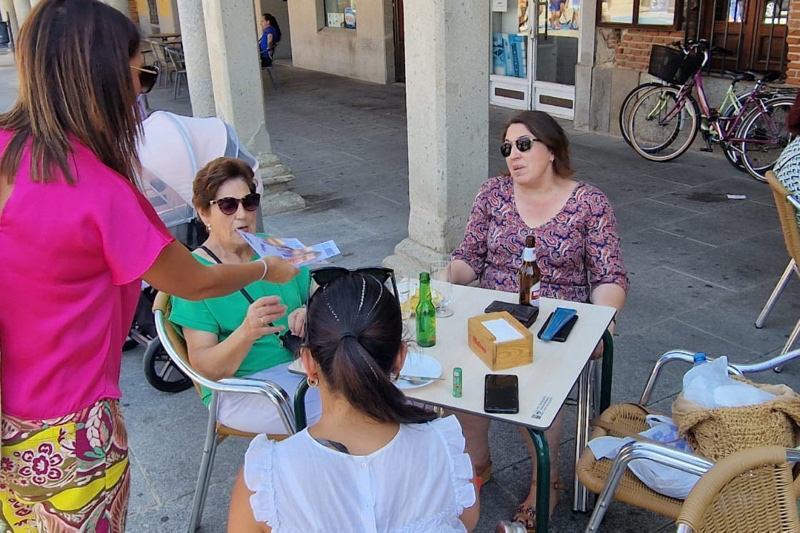 El Partido Popular peñarandino recorre el mercado semanal para encontrarse con vecinos y pedir apoyo para Núnez Feijoo