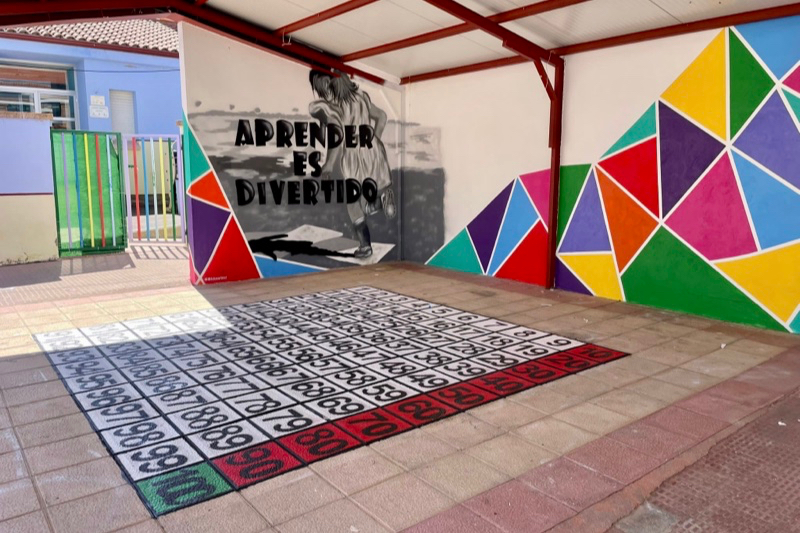 El colegio Filiberto Villalobos de Babilafuente crea el llamativo espacio ‘Aprender es divertivo’ junto al artista ‘Kikeartmd’