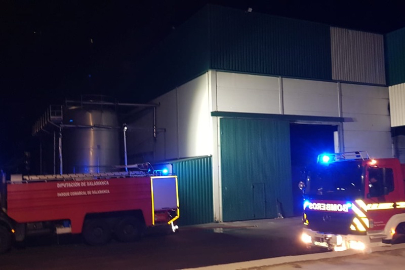 Tres dotaciones de Bomberos de Peñaranda y Villares sofocan un incendio de una fábrica en Aldeaseca