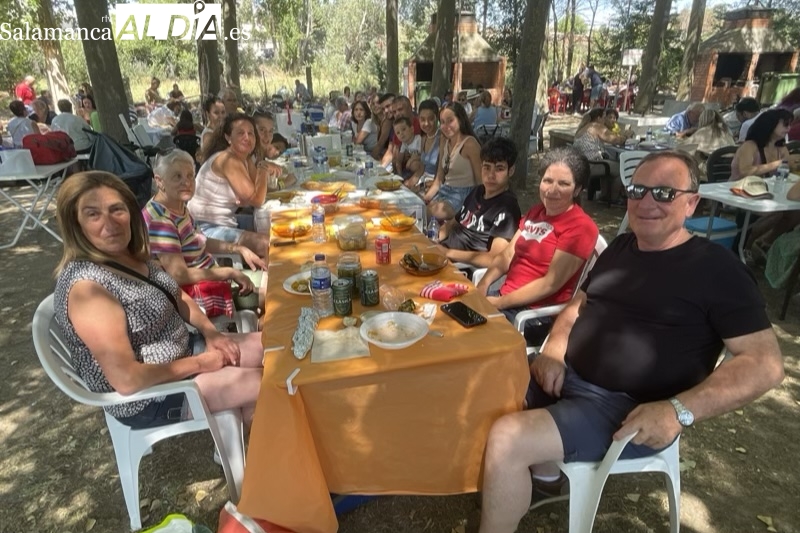 Santiago de la Puebla dice adiós a sus fiestas con una multitudinaria y animada paella