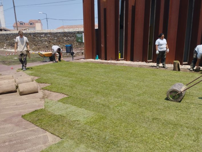 Instalación de alfombras de césped en el castillo de los Duques de Alba