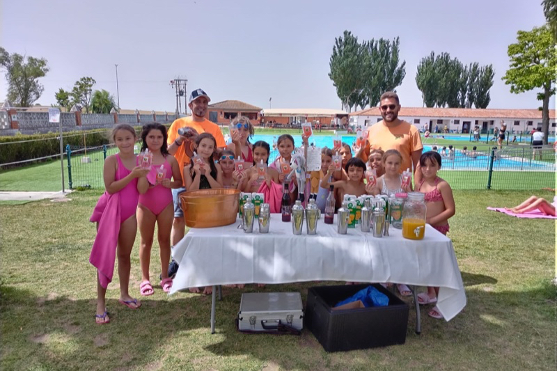 Teo Marcos y las piscinas municipales de Peñaranda, unidos a través de los campamentos del CID en una actividad en favor de Pyfano