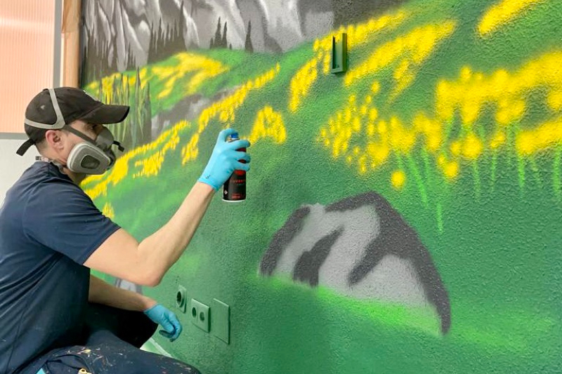 Enrique Muñoz o Kikeart: el grafitero que ha dado luz y esperanza al hospital de día cardiológico del Virgen de la Vega