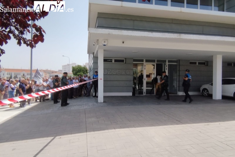 Vecinos de Aldeaseca se manifiestan a las puertas del Juzgado al grito de no más robos