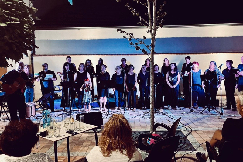 El parque La Huerta y cientos de personas, entregados al concierto de verano del Taller de Canto Popular