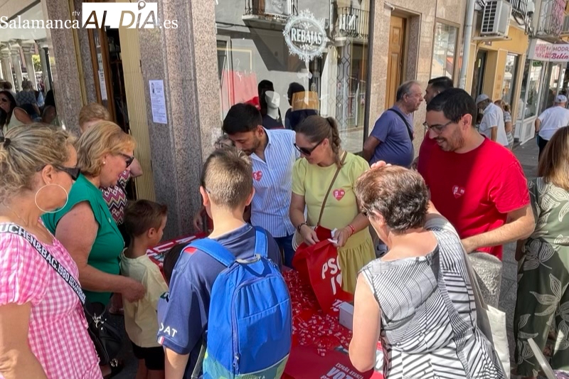 El PSOE se encuentra con los ciudadanos pidiendo el voto para vivir en una España de progreso y no retroceder