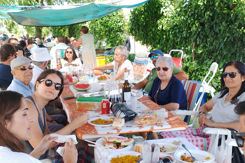 Villoruela abarrotada de vecinos y visitantes para vivir su gran paellada de fiestas