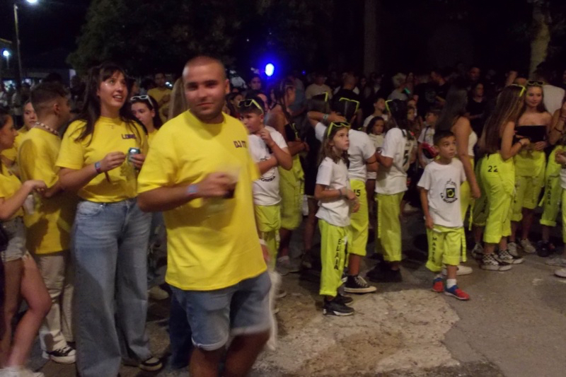 Colorido y ambientado comienzo de las fiestas en Villar de Gallimazo