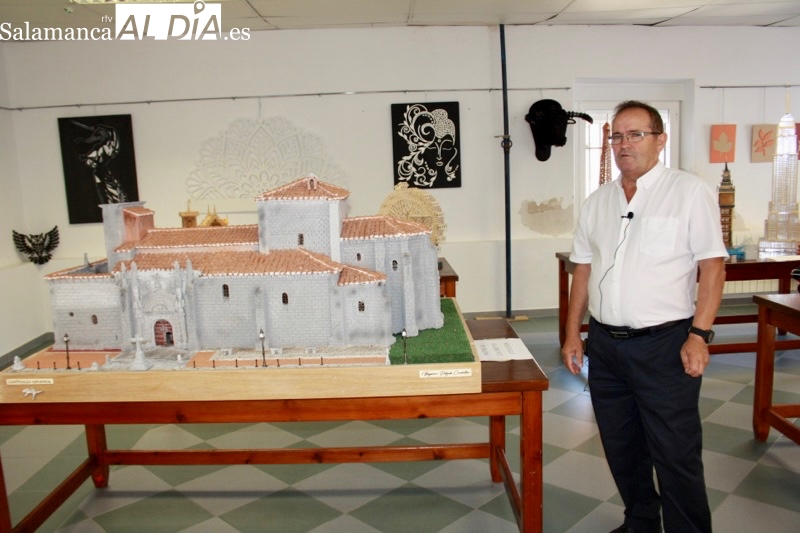 Gran acogida y cientos de visitas para la original exposición de Benjamín Delgado en Santiago de la Puebla