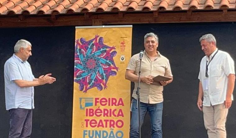 Manuel Jesús González recibe el premio ‘Abrazo Ibérico’ de la Feria de Fundão