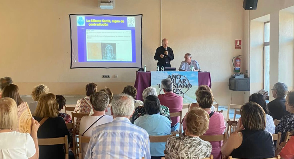 Expectación y respuestas durante la conferencia ‘Los Misterios de la Sábana Santa’ en Mancera de Abajo
