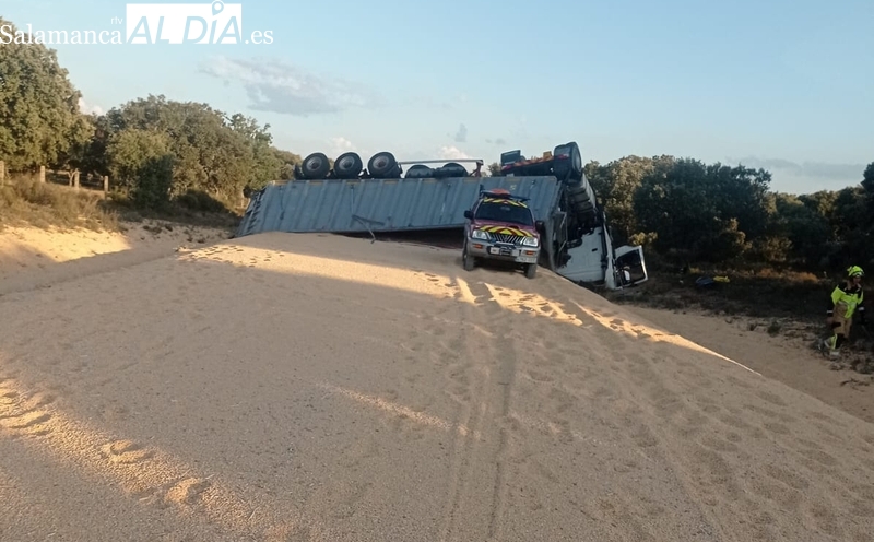 El vuelco de un camión provoca el corte de la carretera SA-315 entre La Fuente y Vitigudino