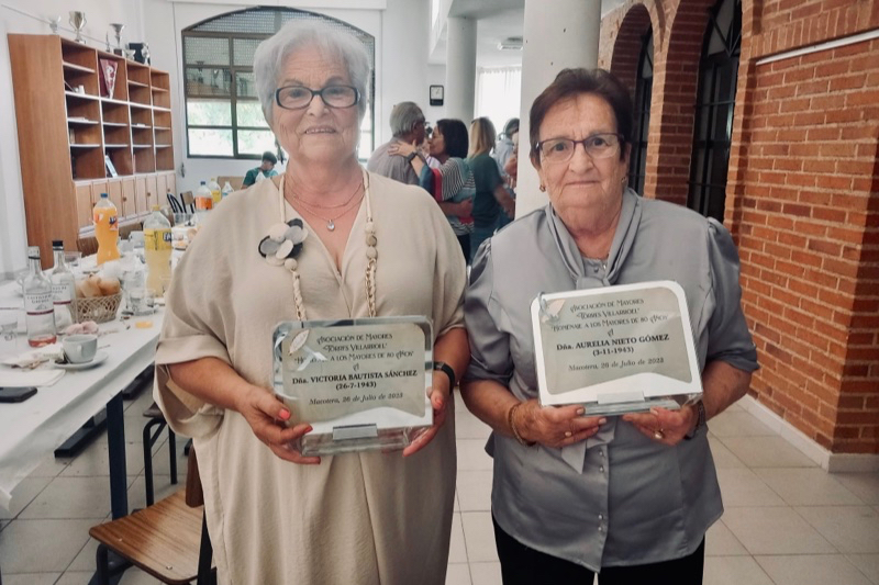 Victoria Bautista y Aurelia Nieto, homenajeadas en la fiesta anual de la asociación de mayores de Macotera