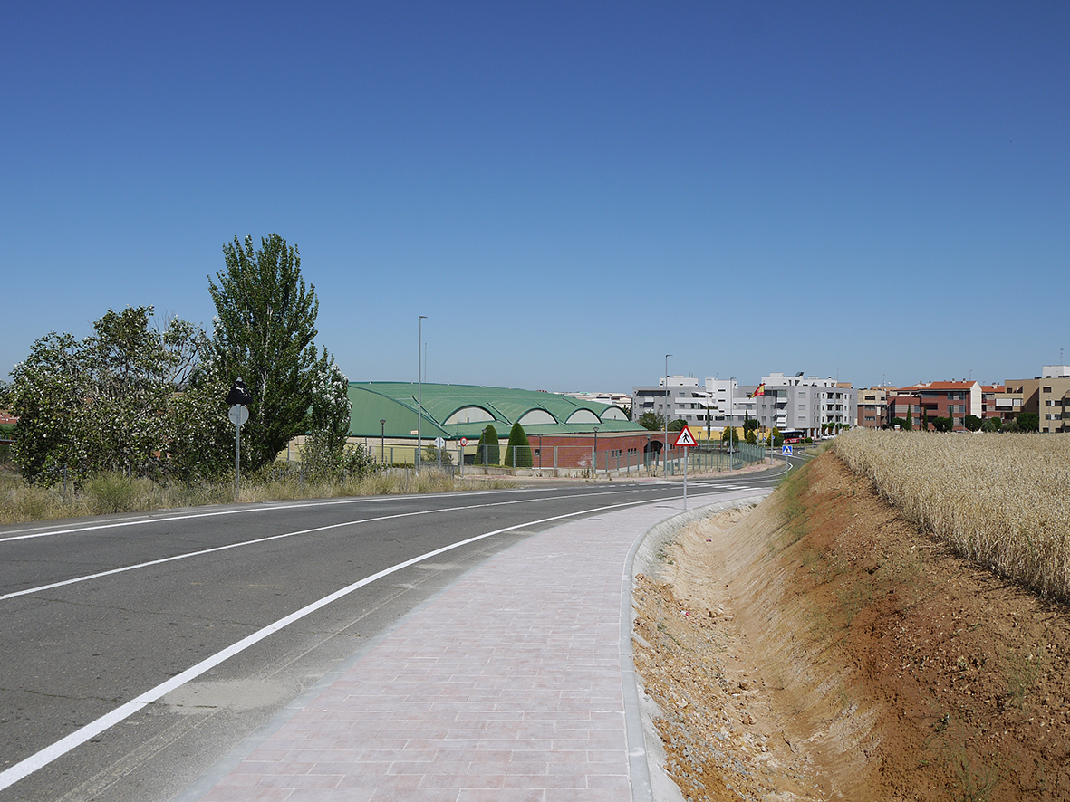 El Ayuntamiento de Carbajosa abre al tráfico la carretera que conecta el casco urbano con las urbanizaciones Albahonda y Navahonda estrenando acera