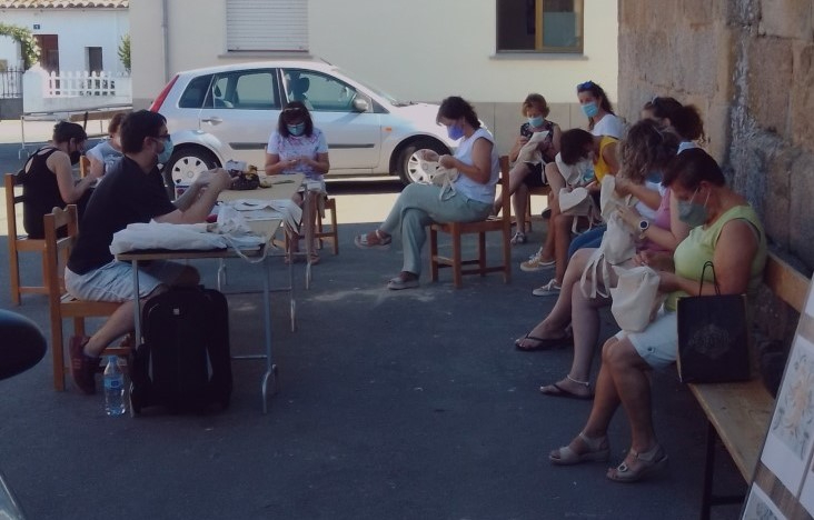 Tres municipios de la comarca acogen este verano los talleres de bordado ‘Al Fresco’