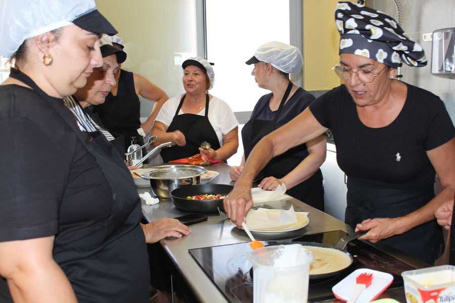 Las alumnas de la acción de cocina de Cáritas afrontan el módulo de ‘Elaboración culinaria’