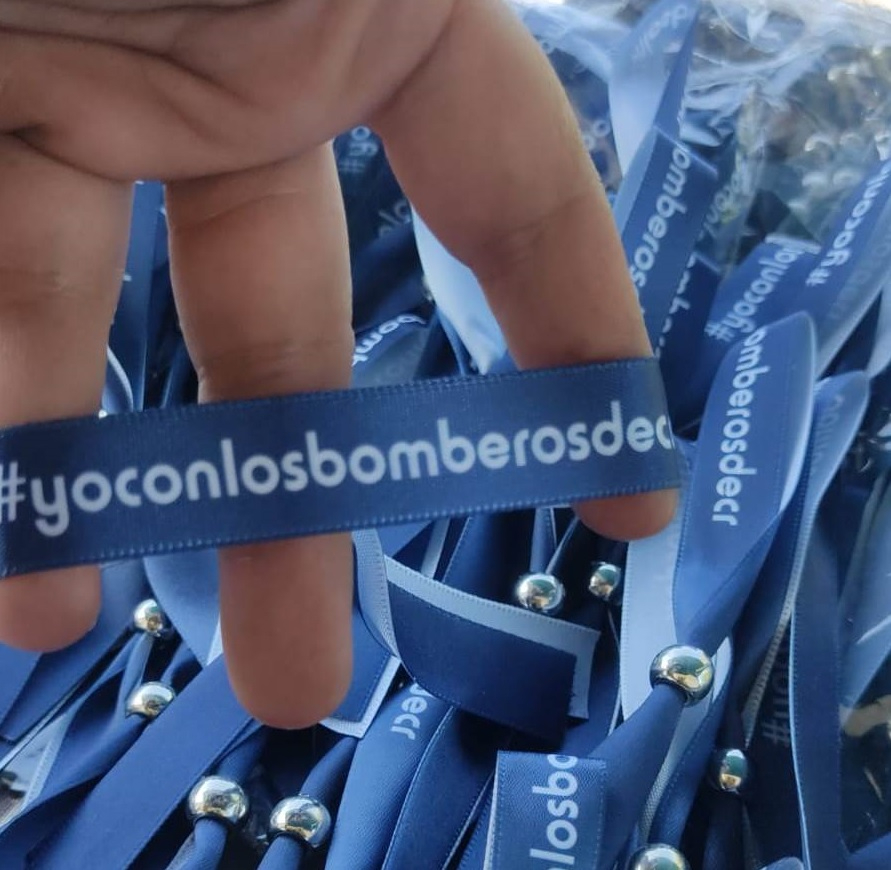 Lanzadas unas pulseras en apoyo de los Bomberos mientras se prepara una manifestación para agosto
