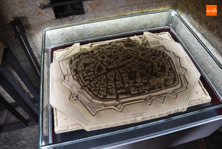 La detallada maqueta en corcho de Ciudad Rodrigo regresa al zaguán de la Casa Consistorial