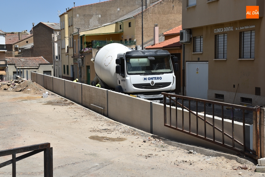 Cortado un tramo más del Campo de Toledo mientras se reedifica el muro de la Estación