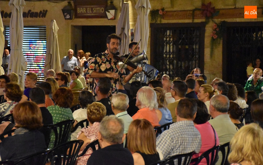 Fetén Fetén inaugura con una notable asistencia de público las veladas musicales en la Plaza