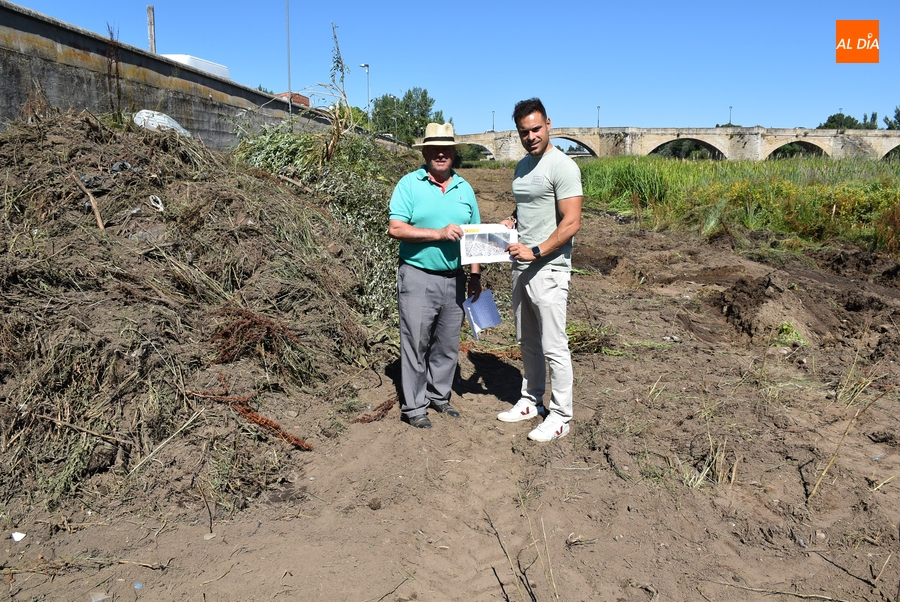 Llenados 14 camiones con la maleza y enseres que había junto al muro de contención