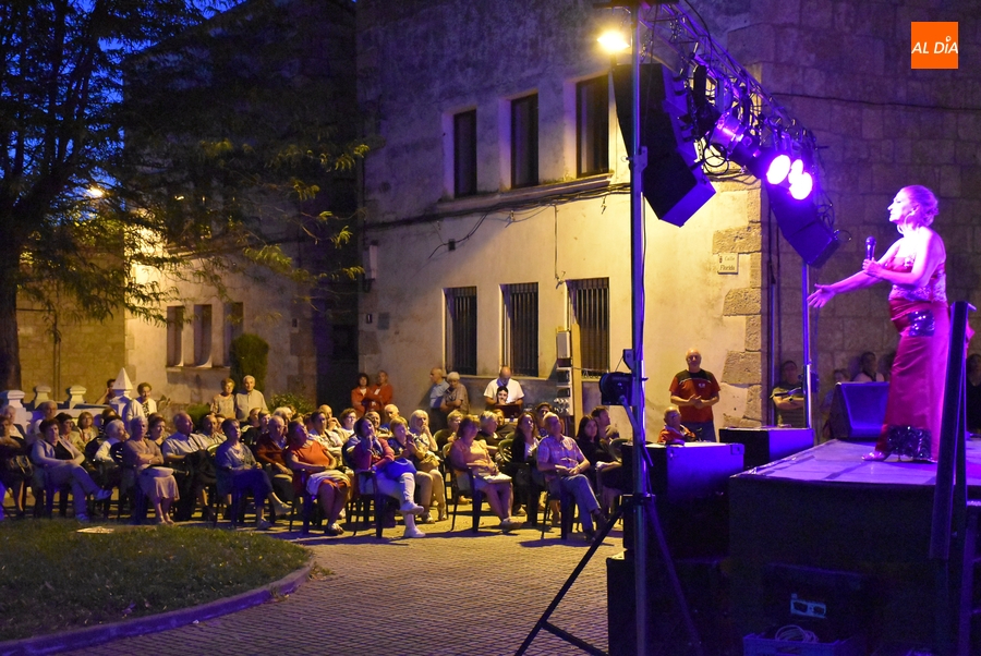 Gran noche interactiva de música y también humor con la televisiva Soledad Luna