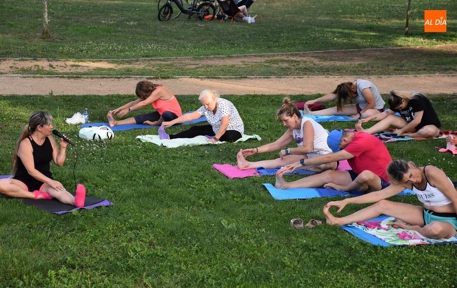 Una sesión de pilates abre el Verano Deportivo en las inmediaciones del Águeda