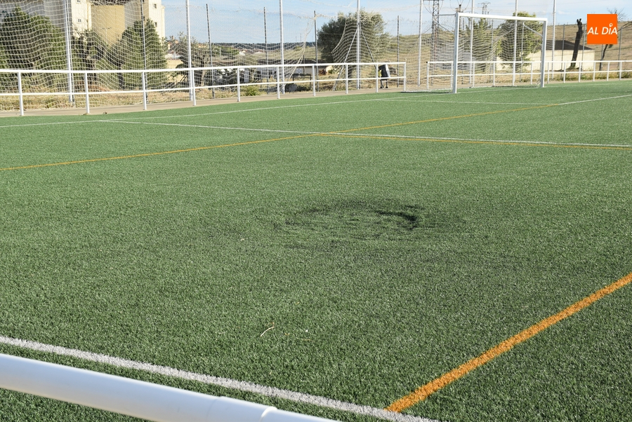 El peligroso ‘bache’ del campo de césped artificial, en visos de solución
