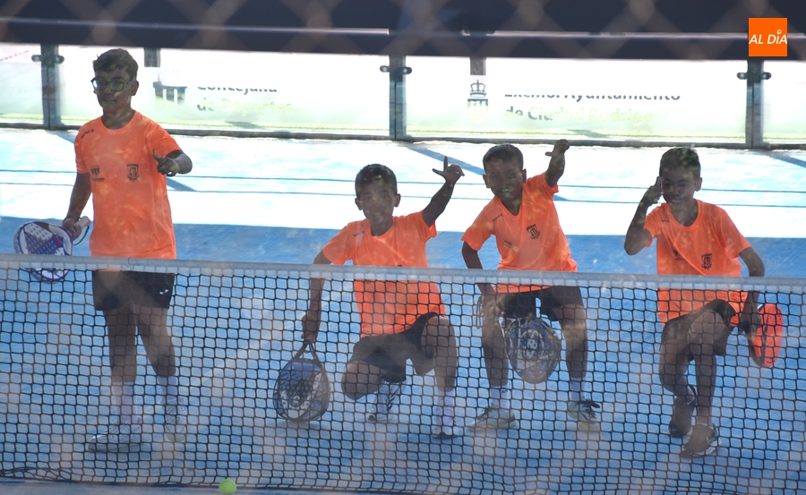 Los integrantes del Miróbriga Campus prueban el pádel