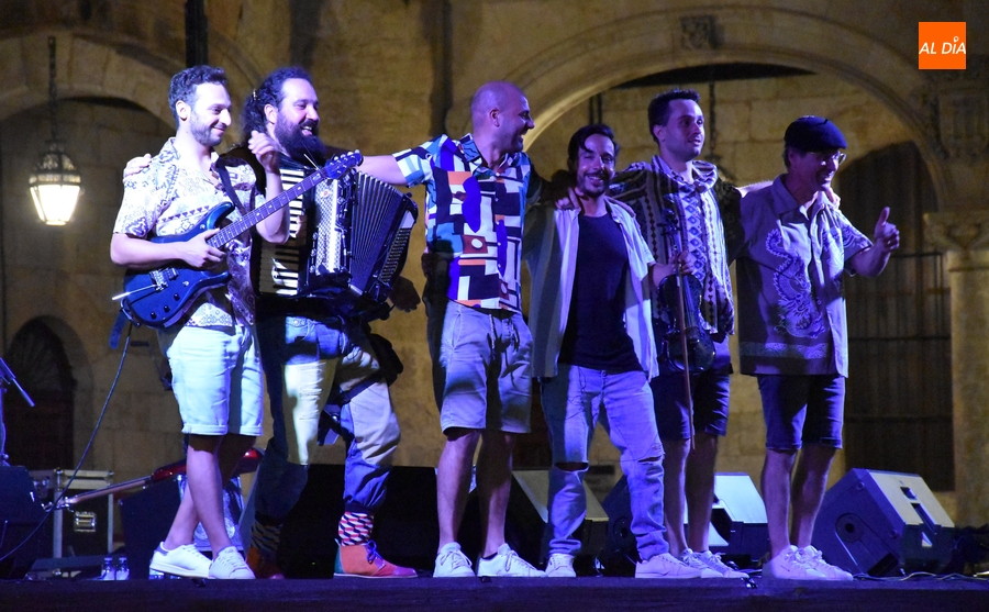 Enérgico concierto de Zingarus Folk Rock reivindicando que los rayanos somos los mejores