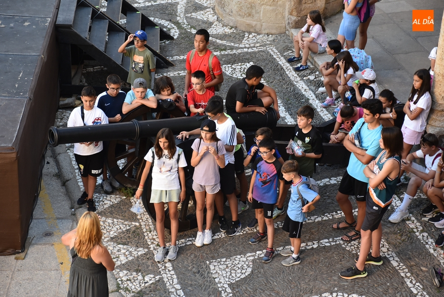 El grupo procedente de Guijuelo disfruta de una visita guiada por el centro histórico