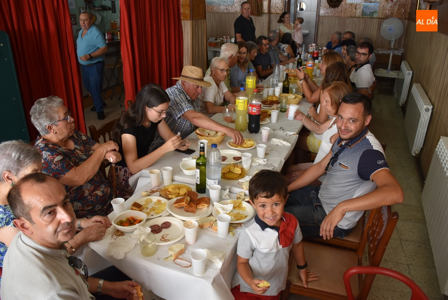 Santa Ana recupera el cierre en torno a la mesa de sus fiestas vecinales