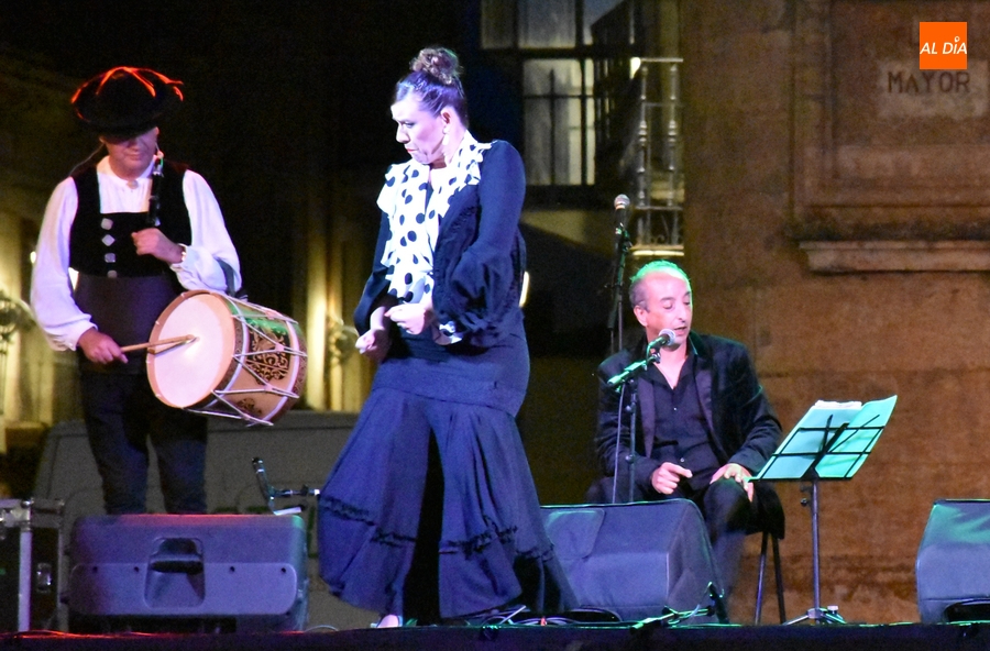 Las ancestrales músicas charra y gitana ‘casan’ en una Plaza Mayor con gran ambiente