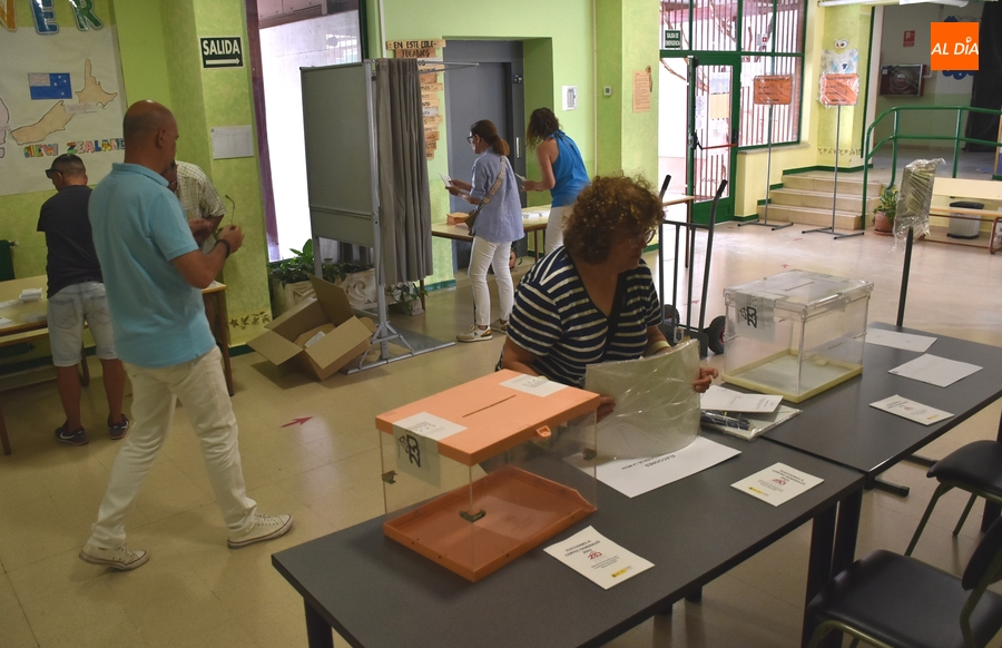 Preparadas las mesas electorales, que tendrán cerca neveras con agua fresca