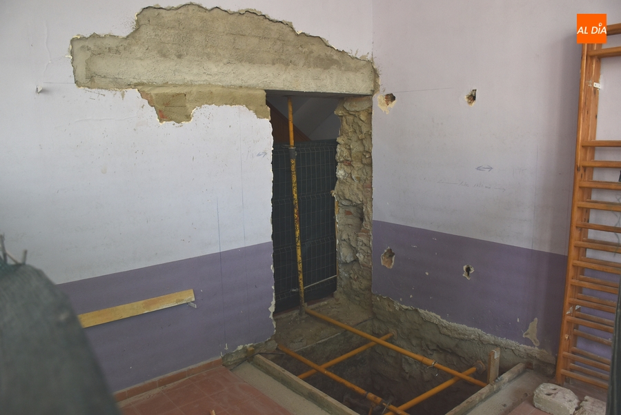 Abierto el hueco del futuro ascensor del Colegio San Francisco