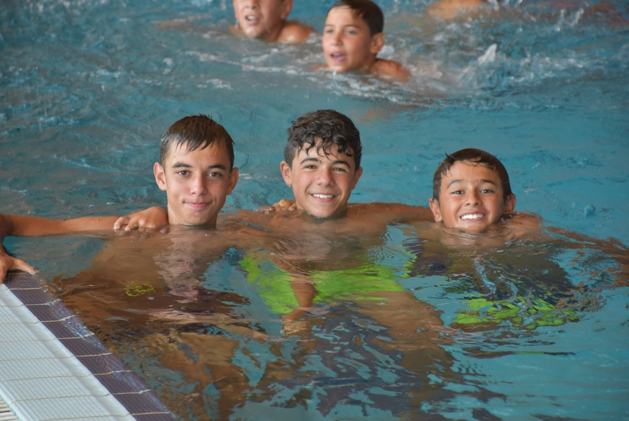 Los participantes en el Miróbriga Campus se lo pasan en grande en el Centro Acuático