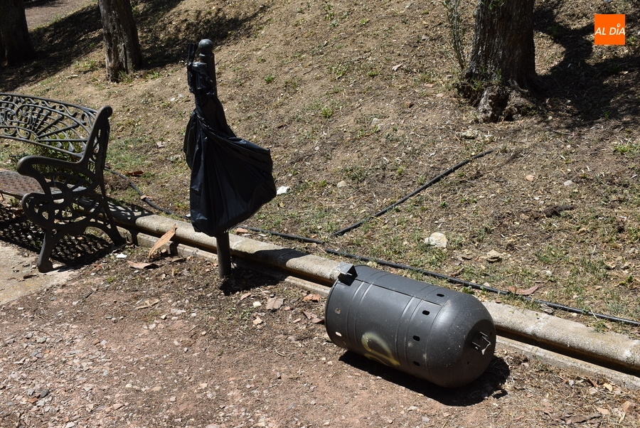 Destrozadas la mayoría de las papeleras del Camino de las Higueras