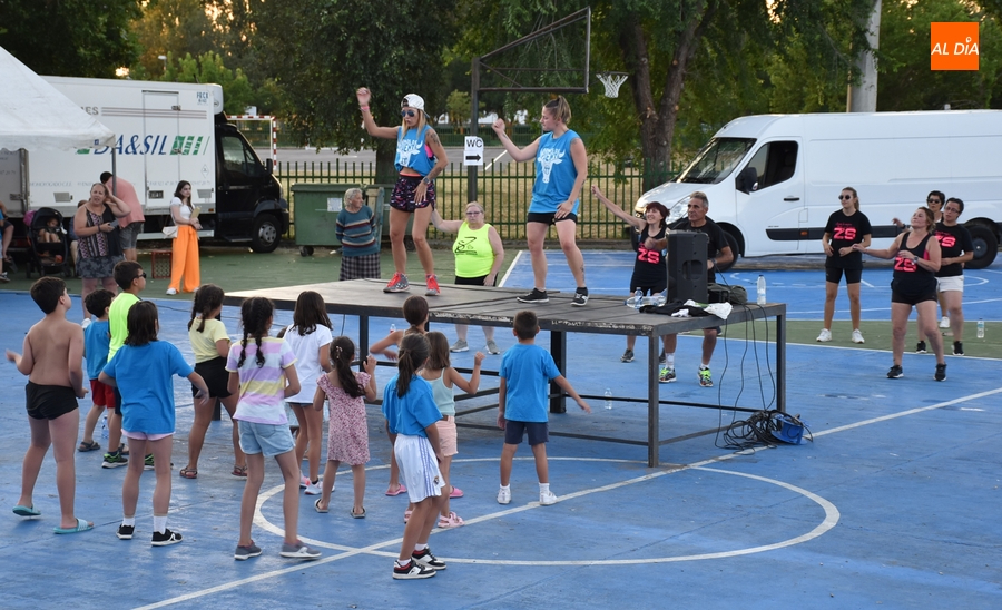 Los vecinos del Barrio Nuevo gastan sus últimos cartuchos de energía con las Zumba Sisters