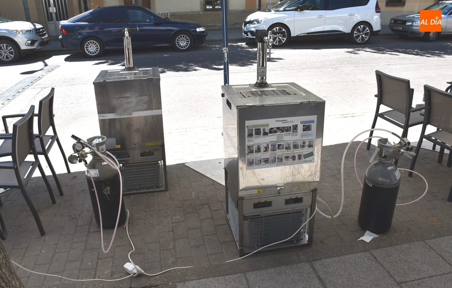 El Martes Chico saca a las calles barras, cañeros, vallas y un escenario para el pregón